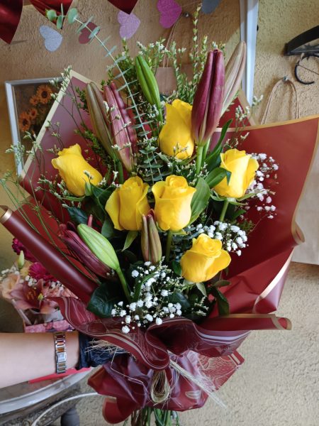 Ramo con 6 rosas y lilium en papel y malla