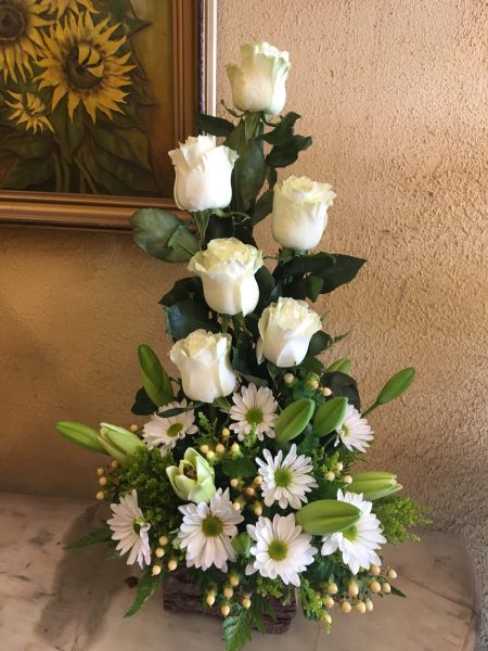 Rosas blancas, lilium y maules